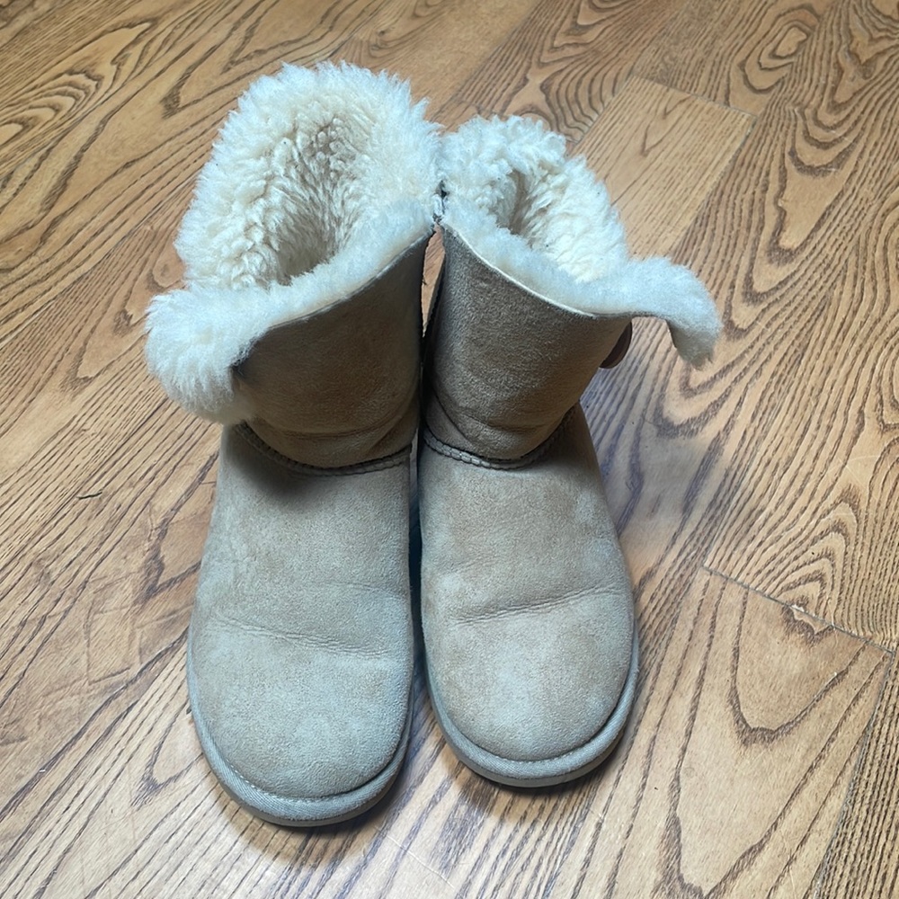 UGG Boots Womens 6 Bailey Button Shearling Style Beige Suede Sheepskin Fur 5803
